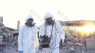两名穿着防护服和面罩的科学家和一个个人<strong>电离</strong>辐射剂量计，步行测量辐射对