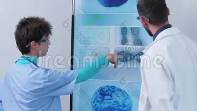 护士和医生在大屏幕前的手持镜头，分析三维脑模拟