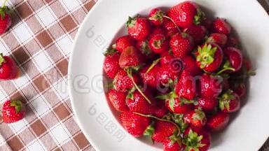 桌面上有一盘新鲜成熟的草莓