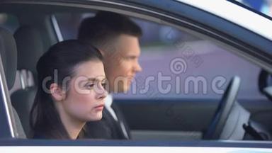 吵架后不高兴的夫妻坐在车里，冒着离婚、争吵的危险