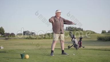 老人在比赛前热身，头上拿着一个杆。 老绅士在户外玩游戏。 夏季