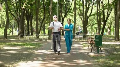 年轻护士抱着盲人老人在公园散步，视力恢<strong>复诊</strong>所
