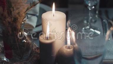 在木桌上点<strong>蜡烛</strong>。 黑暗中的<strong>蜡烛火焰</strong>，慢慢倒转相机。 慢动作