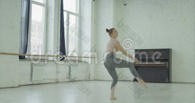 芭蕾舞女演员在舞蹈室练习犯规动作