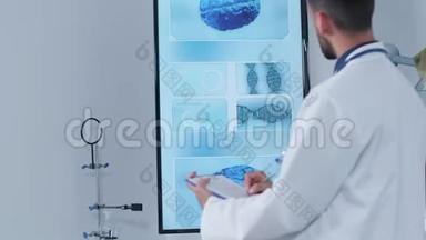 他的现代研究中心的一张医生手持照，在剪贴板上做笔记