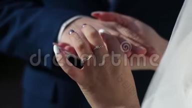 结婚典礼。 新郎和新娘互相戴上结婚戒指