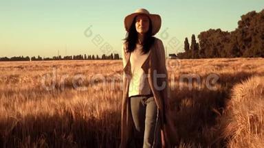幸福的农夫在丰收的时候穿过田野，金色的夕阳