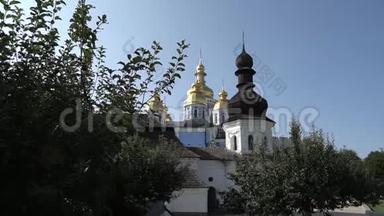 乌克兰领土东正教Mikhailovsky黄金穹顶修道院。 美丽的圣迈克尔`的庭院