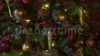 优雅的圣诞树，许多玩具和闪烁的花环，从下到上都是<strong>淘淘</strong>。