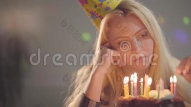 孤独悲伤的女孩坐在小蛋糕前面点燃蜡烛。 <strong>不</strong>快乐的女人有生日<strong>聚会</strong>。 概念