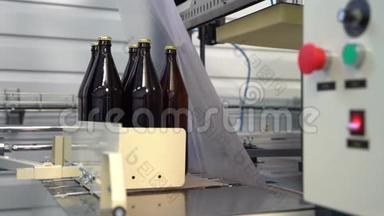 盒子<strong>包装</strong>的玻璃棕色大瓶与啤酒，柠檬水。 收缩机。