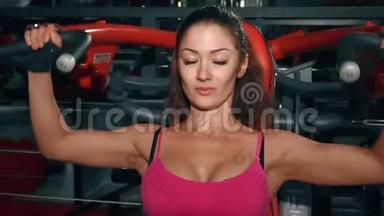 女人在健身房里抽肌肉。 运动，健身，生活方式，美容理念.. 拍摄于电影摄影机。