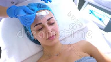 专业美容师和皮肤科医生在美容院用<strong>面膜敷</strong>脸。 紧缩和调整程序