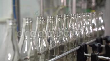 输送线与移动空清洁透明瓶。 <strong>饮料生产</strong>线。
