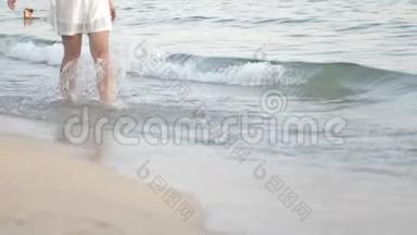 沙滩上的女人腿。 女孩走在海边的沙滩上。 海滩旅行。 暑假概念。