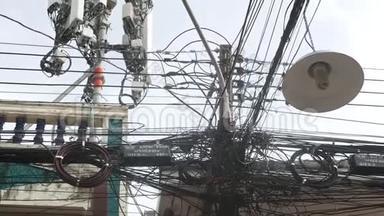 泰国的<strong>电力</strong>线路混乱。 从下面混乱的电线<strong>背景</strong>晴朗的天空 危险
