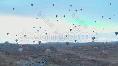 <strong>土耳其</strong>卡帕多西亚日出时，天空晴朗，天空中有许多<strong>热气球</strong>的空中山谷景观