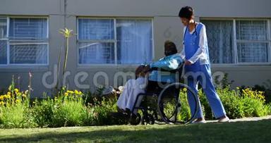 高加索女医生将轮椅上的老年患者推至养老院侧视4k