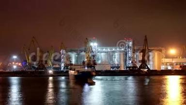 夜间在港口停泊的干货船