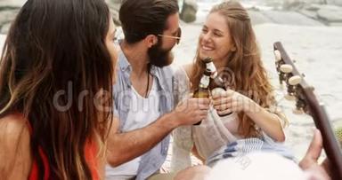 高加索夫妇在海滩上<strong>品尝啤酒</strong>瓶的正面景色