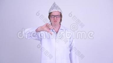 戴着锡纸帽的年轻医生竖起大拇指