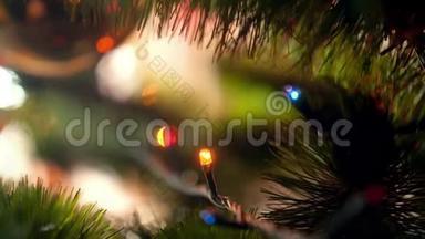 在圣诞树上的花环上特写彩色发光和闪烁<strong>LED</strong>灯的宏观<strong>视频</strong>。 完美的镜头
