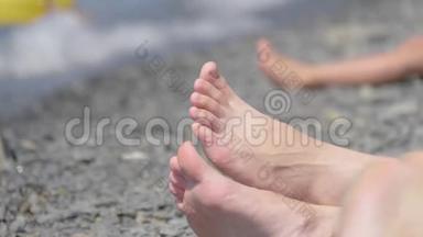 在夏天的时候，脚<strong>踩</strong>在海边，紧贴海面。 在海上度假。