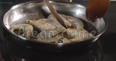 大红色虾仁用热开水煎锅，特写