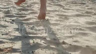 罕见的观点，一个赤脚妇女的脚跑在沙滩上的黄色运动。 <strong>赤足</strong>运动型越野车