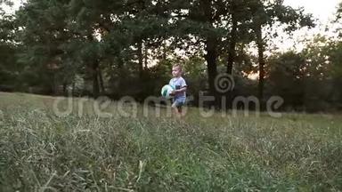 一个孩子和父母和<strong>家人朋友</strong>在森林空地上玩球。