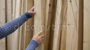 女人在DIY商场的五金店里选择木制木板