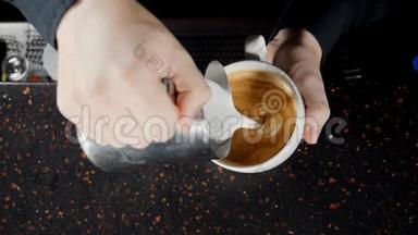 咖啡制作视频。 咖啡师把热牛奶倒在白色杯子里做卡布奇诺。 快关门。 酒保准备早晨