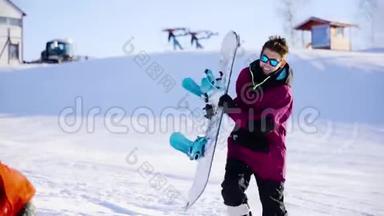 在阳光明媚的一天，在山地滑雪场<strong>约会</strong>。 <strong>冬季</strong>，体育，假日，关系，爱情，圣诞节，生活方式