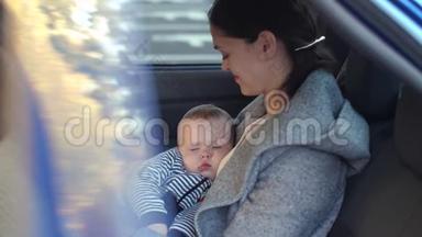 婴儿睡在汽车里，靠妈妈`手
