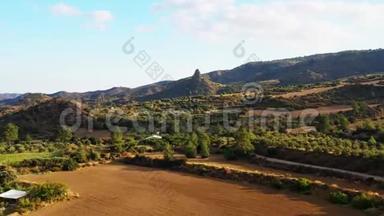 乡村山谷充满了罗查兹和农田，靠近莱夫卡拉村的Kourvellos天然石方尖碑。 塞浦路斯拉纳卡区