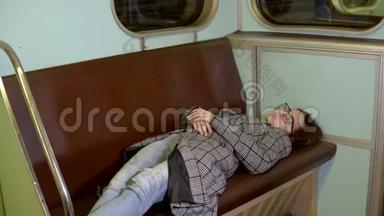 一个年轻的女人在<strong>地铁</strong>火车<strong>上</strong>睡着了。 旧<strong>地铁</strong>车