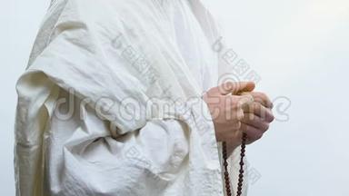 <strong>先知</strong>用祈祷珠向上帝祈祷，以纪念祈祷的重复，念珠