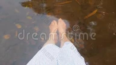 雌腿溅江水流夏林.. 年轻女子在淡水中浸泡双腿，享受岩石