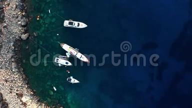 岩石海岸的船和游艇，清澈的绿松石水。 塞浦路斯格雷科角
