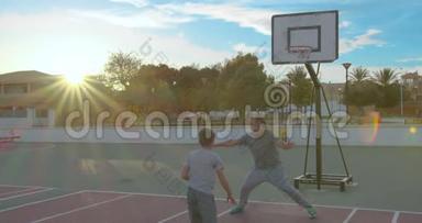 父亲和儿子在公园里玩一天，<strong>打篮球</strong>。