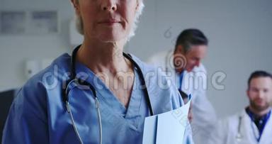 高加索女医生在医院里的体检记录