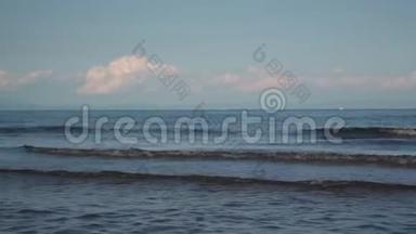 夕阳西下，无边无际的深蓝大海平静的海浪在沙滩上翻滚