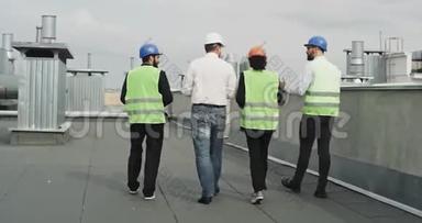 建筑工人小组，工程师，工头，协助在建筑工地的屋顶上行走，并进行分析