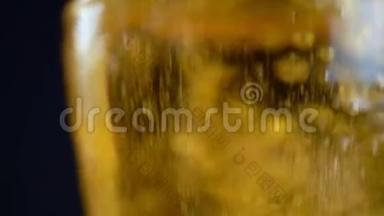 宏观慢镜头拍摄，将啤酒倒入玻璃杯中，直到啤酒在玻璃杯上气泡。