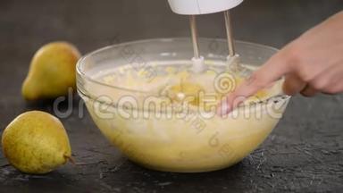 在碗里用<strong>搅拌</strong>器<strong>搅拌</strong>面团。 制作美味梨饼的过程。