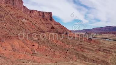 <strong>美国西部</strong>沙漠中陡峭的红峡谷悬崖附近的无人机飞行