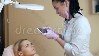 美容师在手术结束后在电话上拍了一张脸部照片