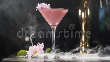 美妙的粉红色非酒精鸡尾酒，白色浓密的烟雾上升。 慢动作射击。 提供明亮的饮料