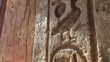 近距离拍摄埃及象形文字在阿布辛布尔墙深坑沙石