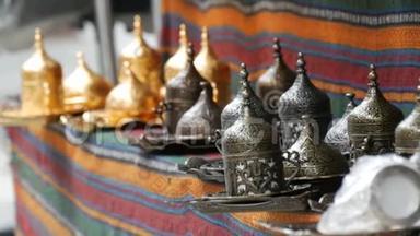 铜制茶具的各种颜色呈金灰色. 土耳其市场柜台